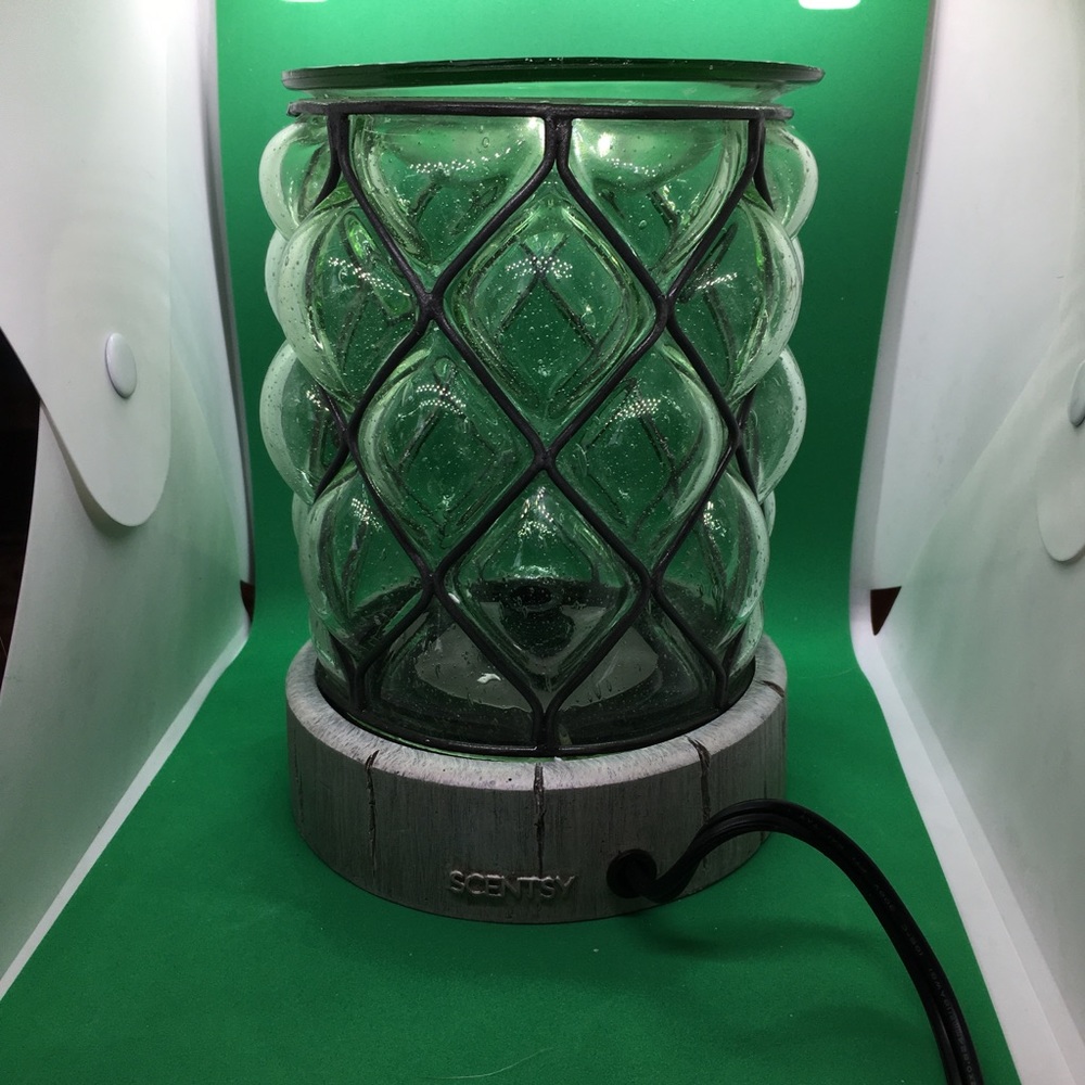 Scentsy Country light Lamp shade/ with a bulb